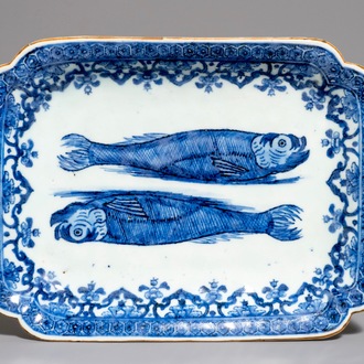 Un plat aux harengs en porcelaine de Chine bleu et blanc pour le marché hollandais, Qianlong