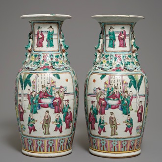 Une paire de vases en porcelaine de Chine famille rose à décor de figures, 19ème