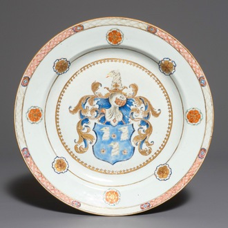 Un grand plat armorié en porcelaine de Chine, Yongzheng/Qianlong