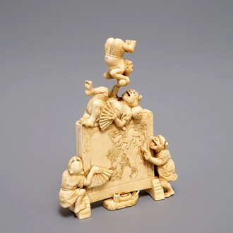 Un okimono figurant des oni autour d'un écran en ivoire sculpté, Japon, Meiji, 19ème