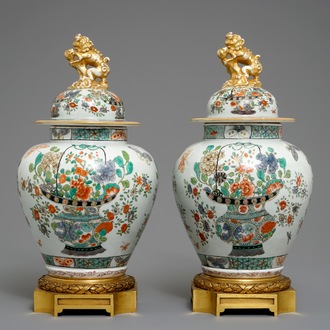 Une paire de vases couverts en porcelaine de style famille verte, Samson, Paris, 19ème