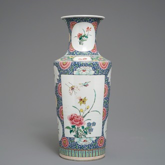 Un vase de forme rouleau en porcelaine de Chine famille rose de style Yongzheng, 19/20ème