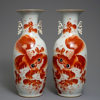 Une paire de grands vases en porcelaine de Chine à décor de lions bouddhistes en rouge de fer, 19/20ème