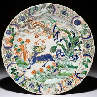 Un grand plat en porcelaine de Chine famille verte à décor d'un qilin et phénix, Kangxi