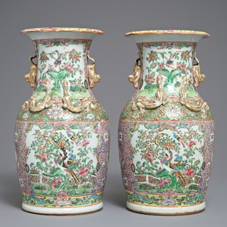 Une paire de vases en porcelaine de Chine famille rose de Canton à fond rose, 19ème