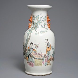 Een Chinese qianjiang cai vaas met figuren in een tuin, 19/20e eeuw