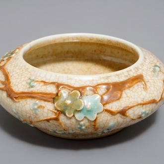 Un lave-pinceaux en porcelaine de Chine monochrome craquelée à décor appliqué, 19ème
