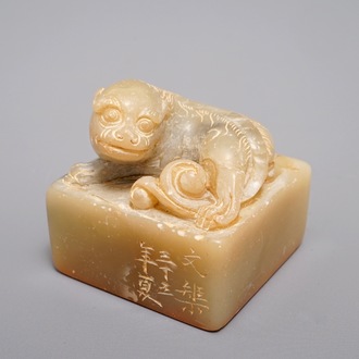 Een Chinese Shoushan steen zegel met een Boeddhistische leeuw, met datum en inscriptie