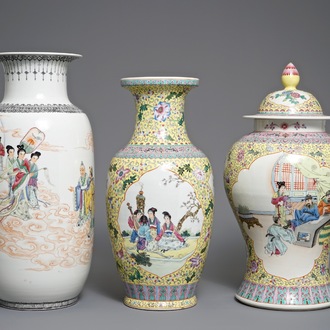 Trois vases en porcelaine de Chine famille rose, République, 20ème