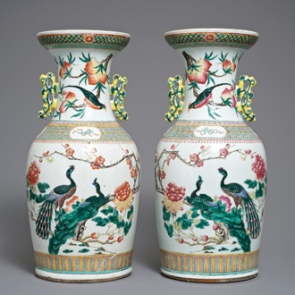 Een paar Chinese famille rose vazen met vogels en kostbaarheden, 19e eeuw