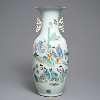 Un vase en porcelaine de Chine famille rose à double décor, 19/20ème