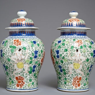 Une paire de vases couverts en porcelaine de Chine wucai, marque de Chenghua, 19/20ème