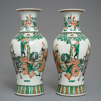 Une paire de vases en porcelaine de Chine famille verte à décor de guerriers, 19/20ème