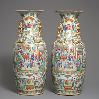 Une paire de vases en porcelaine de Chine famille rose de Canton, 19ème