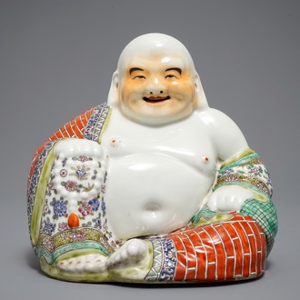 Une figure de Bouddha en porcelaine de Chine famille rose, 19/20ème