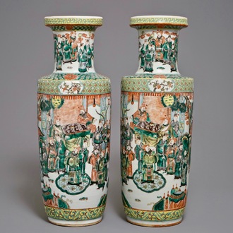 Une paire de vases de forme rouleau en porcelaine de Chine famille verte, 19ème