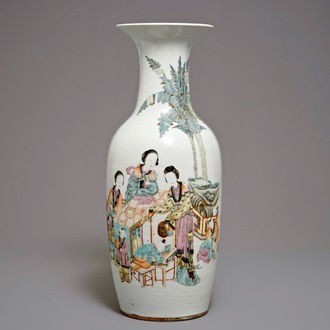 A large Chinese qianjiang cai vase with ladies in a garden, 19/20th C.