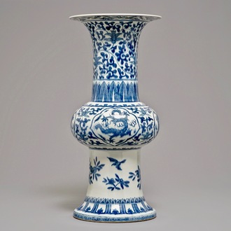 19世纪 清乾隆 青花瓷瓶
