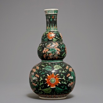 19世纪 黑地五彩葫芦瓷瓶