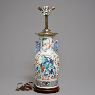 Een Chinese famille rose vaas met reliëfdecor als lamp gemonteerd, 19e eeuw