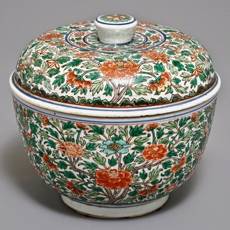 A large round Chinese wucai box and cover with floral design, Kangxi