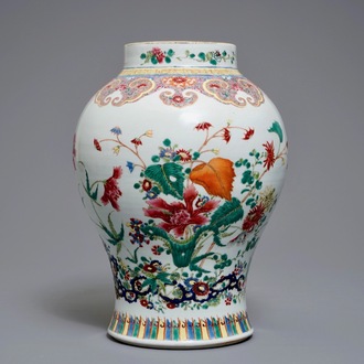 Un vase en porcelaine de Chine famille rose à décor floral, marque de Qianlong, 18/19ème