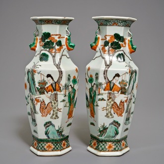 Une paire de vases hexagonaux en porcelaine de Chine famille verte à décor de l'immortelle Magu, 19ème