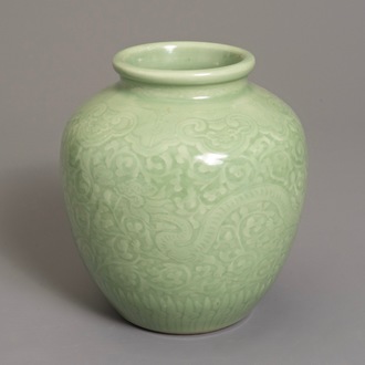 Een Chinese celadon vaas met onderglazuur drakendecor, 19/20e eeuw