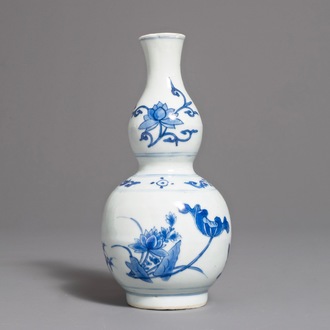 A Chinese blue and white double gourd vase with floral design, Transitional period