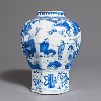 Een Chinese blauwwitte balustervaas met figuren in een landschap, Transitie periode