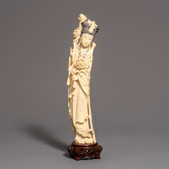 A Chinese carved ivory figure of a lady on wooden base, 2nd half 19th C.