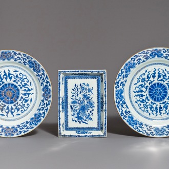 Une paire de plats et un présentoir rectangulaire en porcelaine de Chine bleu et blanc, Kangxi/Qianlong