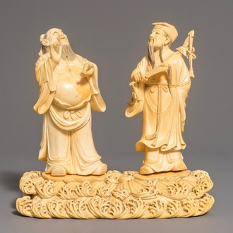 A Chinese carved ivory group of two figures on a ground, 18/19th C.