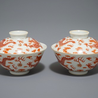 Une paire de bols couverts aux dragons en porcelaine de Chine rouge de fer, marque de Xianfeng, 19/20ème