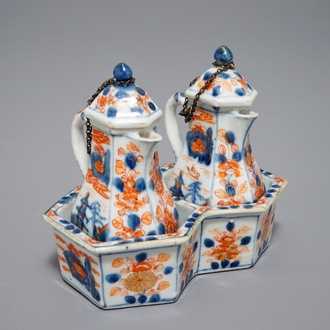 Un huilier-vinaigrier sur son support en porcelaine de Chine de style Imari, Qianlong