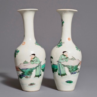 Une paire de vases en porcelaine de Chine famille verte, 19ème