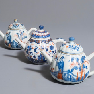 Trois théières couvertes en porcelaine de Chine de style Imari, Kangxi