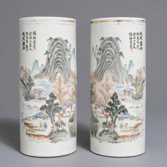 Une paire de portes-chapeaux en porcelaine de Chine qianjiang cai aux paysages, 19/20ème