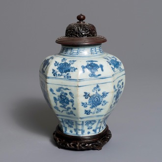 Een Chinese blauwwitte balustervaas met floraal decor, Ming