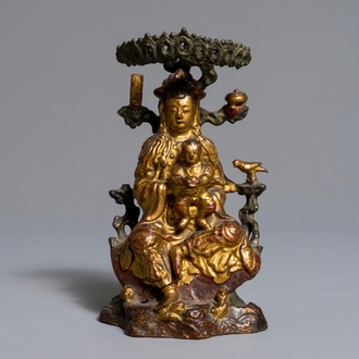 Un groupe en bronze laqué et doré figurant Guanyin à l'enfant, Chine, 18ème