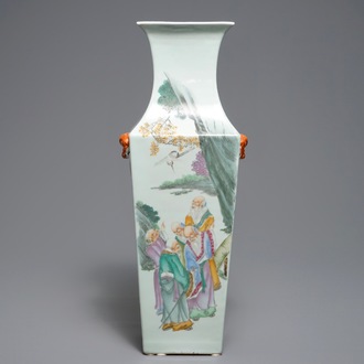 Un vase de forme carré en porcelaine de Chine qianjiang cai, 19/20ème