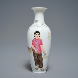 Un vase en porcelaine de Chine famille rose coquille d'oeuf, Révolution Culturelle, 20ème