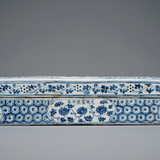 Un plumier en porcelaine de Chine bleu et blanc, marque de Xuande, 19/20ème