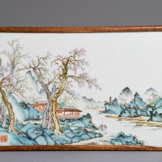 Une plaque en porcelaine de Chine qianjiang cai à décor d'un paysage, République, 1ère moitié du 20ème