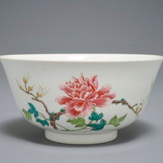 Een Chinese famille rose kom met fijn floraal decor, Qianlong merk, 19/20e eeuw