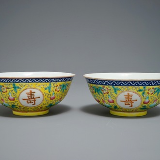 Une paire de bols en porcelaine de Chine famille rose sur fond jaune, marque de Guangxu, 19/20ème