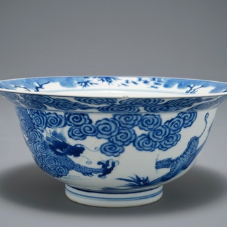 Un bol de type klapmuts en porcelaine de Chine bleu et blanc, marque de Chenghua, Kangxi