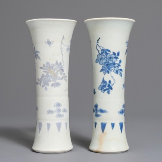 A pair of Chinese blue and white trumpet-shaped vases with floral design, Hatcher cargo, Transitional period