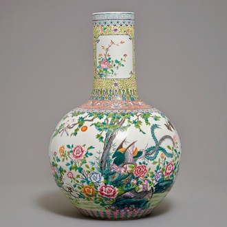 Un vase de forme tianqiu ping en porcelaine de Chine famille rose, marque de Qianlong, 20ème