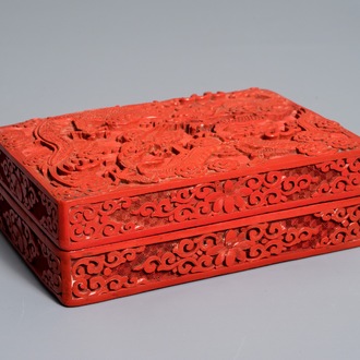 Een rechthoekige Chinese dekseldoos met drakendecor in rood lakwerk, 19e eeuw